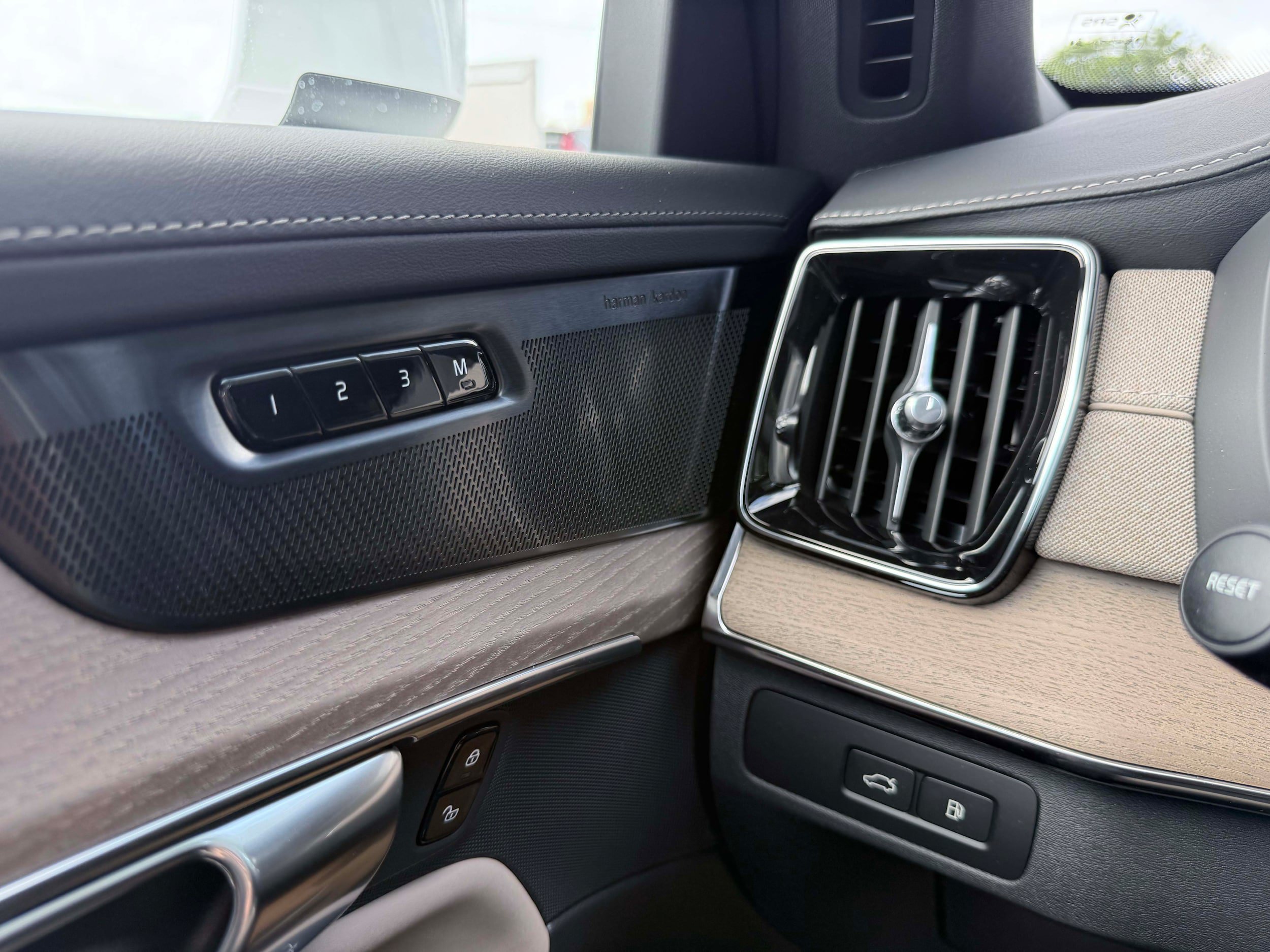 New 2026 Volvo XC90 T8 Plus w/ Protection Package Premier AWD/4WD image 19