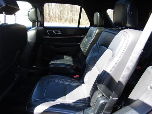 Used 2017 Ford Explorer Platinum image 32