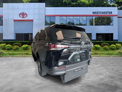Used 2026 Toyota Sienna LE FWD image 5