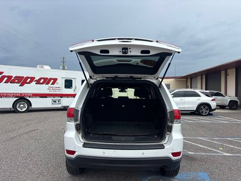 Used 2018 Jeep Grand Cherokee Laredo AWD/4WD image 12