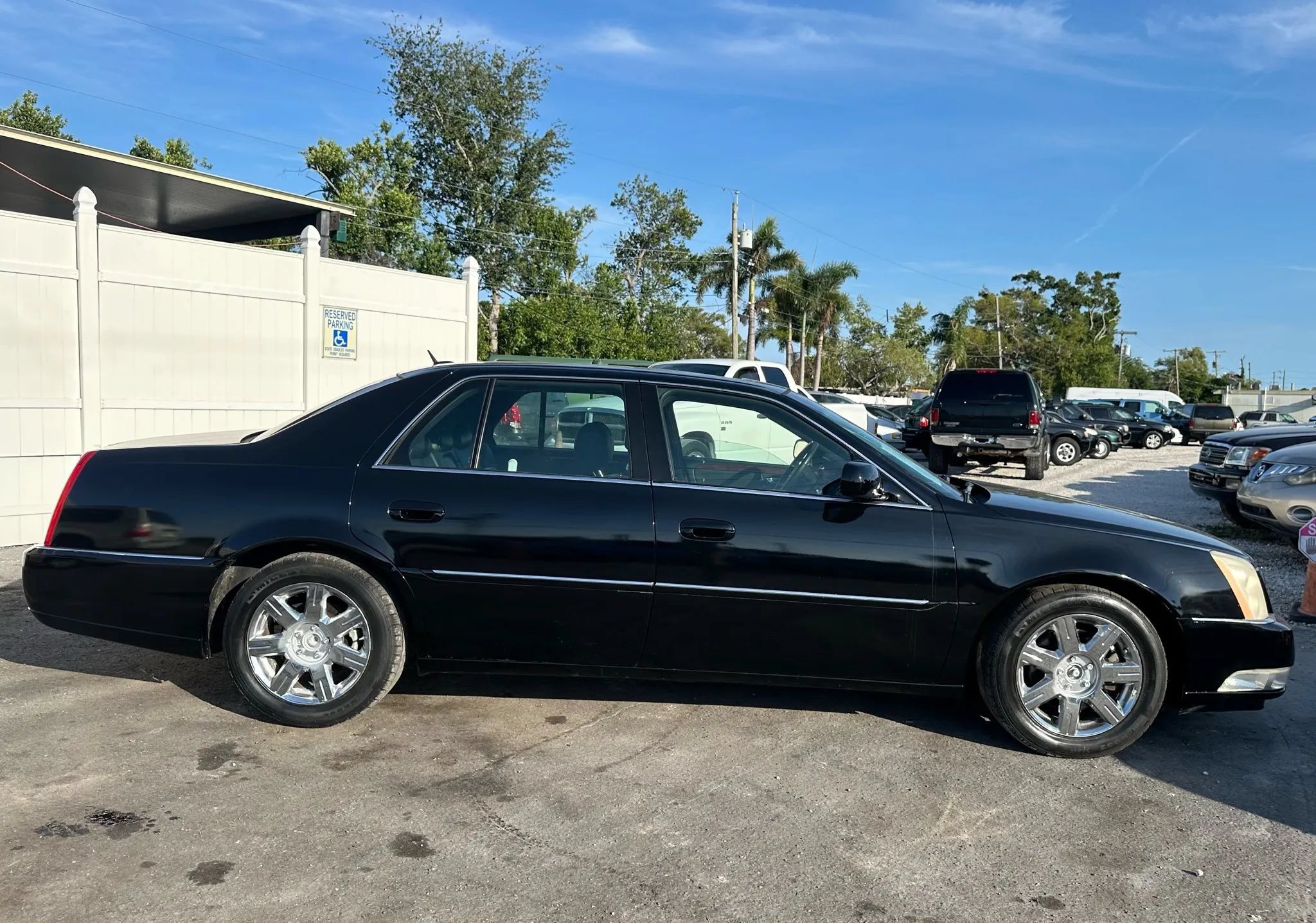 Used 2007 Cadillac DTS Luxury I w/ Sun And Sound Package FWD image 2