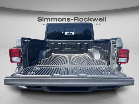 Used 2023 Jeep Gladiator Sport AWD/4WD image 8