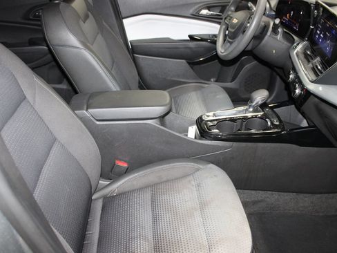 Used 2025 Chevrolet Trax LT FWD image 18