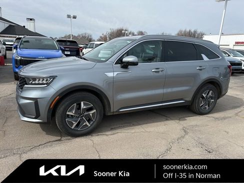 Certified 2022 Kia Sorento S image 1