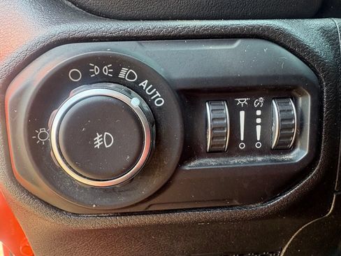 Used 2018 Jeep Wrangler Unlimited Sahara AWD/4WD image 16