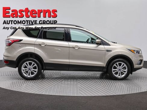 Used 2018 Ford Escape SE w/ SE Sync 3 Package AWD/4WD image 4