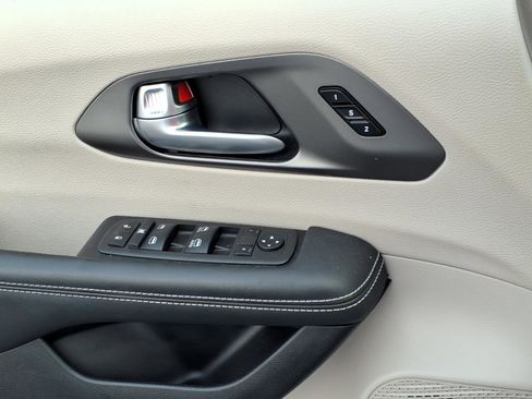 Used 2024 Chrysler Pacifica Touring-L image 24