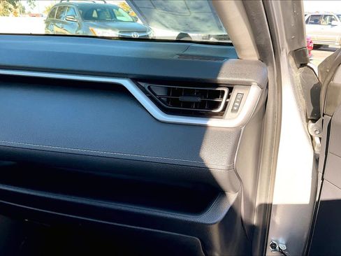 Used 2019 Toyota RAV4 LE w/ Carpet Mat Package image 17