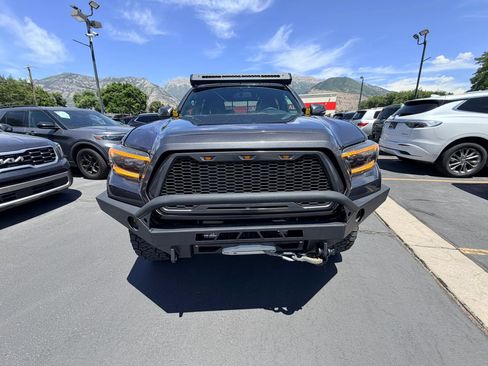 Used 2017 Toyota Tacoma TRD Off-Road w/ Premium & Technology Package AWD/4WD image 9