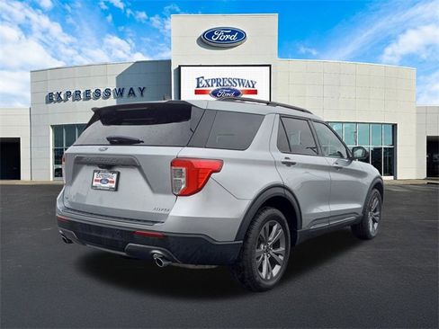 Used 2022 Ford Explorer XLT w/ Equipment Group 202A image 6
