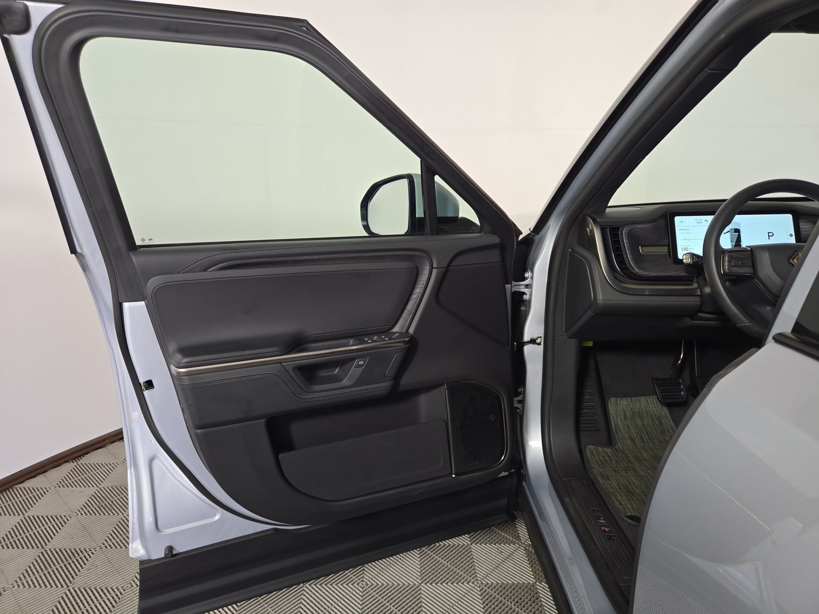 Used 2025 Rivian R1S Adventure Dual AWD/4WD image 16