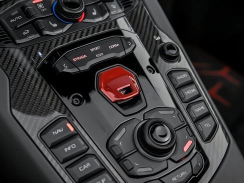 Used 2021 Lamborghini Aventador SVJ image 44