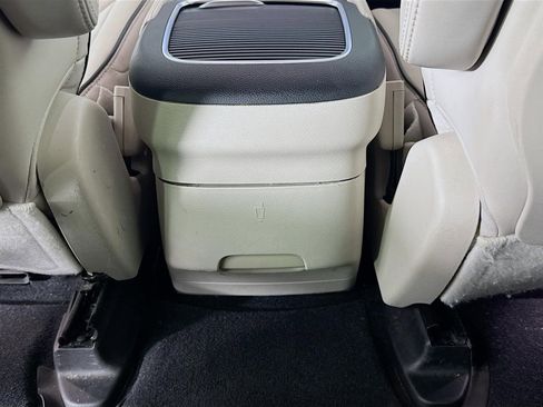 Used 2021 Chrysler Pacifica Limited w/ Uconnect Theater Family Group image 27