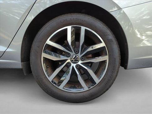 Used 2025 Volkswagen Jetta SE FWD image 13
