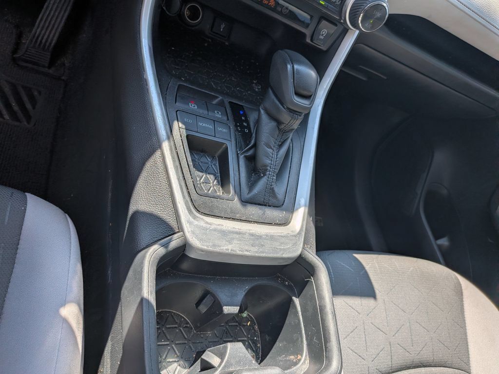 Used 2021 Toyota RAV4 XLE FWD image 21