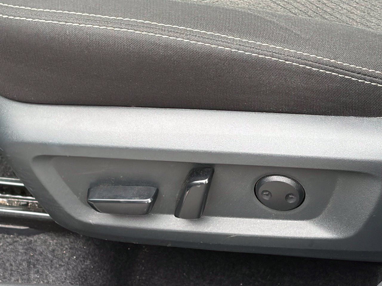 Used 2025 Nissan Rogue SV FWD image 4