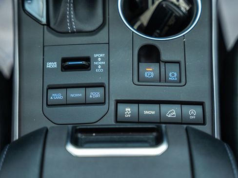 Used 2022 Toyota Highlander XLE AWD/4WD image 26
