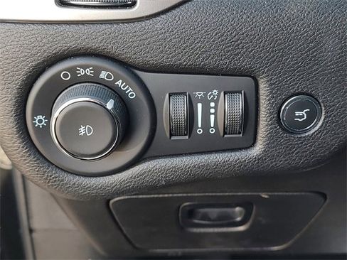 Certified 2021 Jeep Cherokee Latitude Lux w/ Comfort/Convenience Group image 27