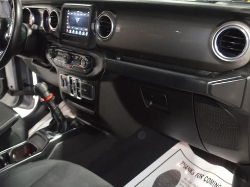 Used 2018 Jeep Wrangler Unlimited Sahara AWD/4WD image 23