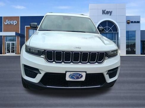 Used 2023 Jeep Grand Cherokee Laredo w/ Luxury Tech Group I AWD/4WD image 9