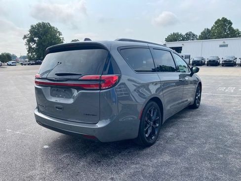 Used 2025 Chrysler Pacifica Limited FWD image 5