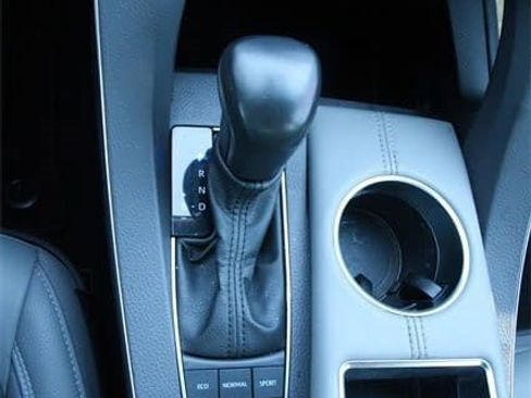 Used 2022 Toyota Avalon XLE image 18