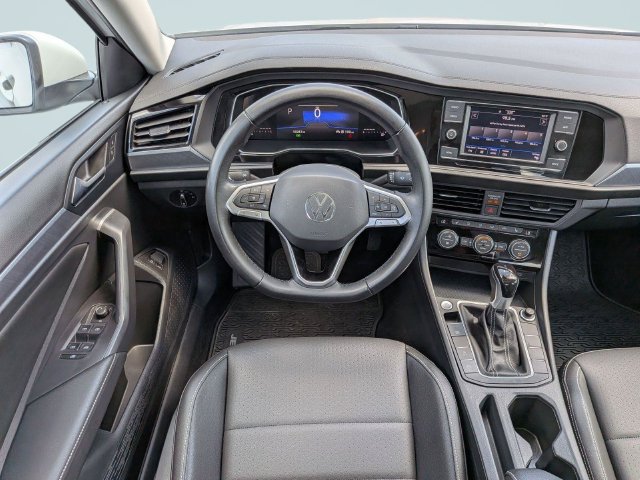 Used 2024 Volkswagen Jetta SE FWD image 14