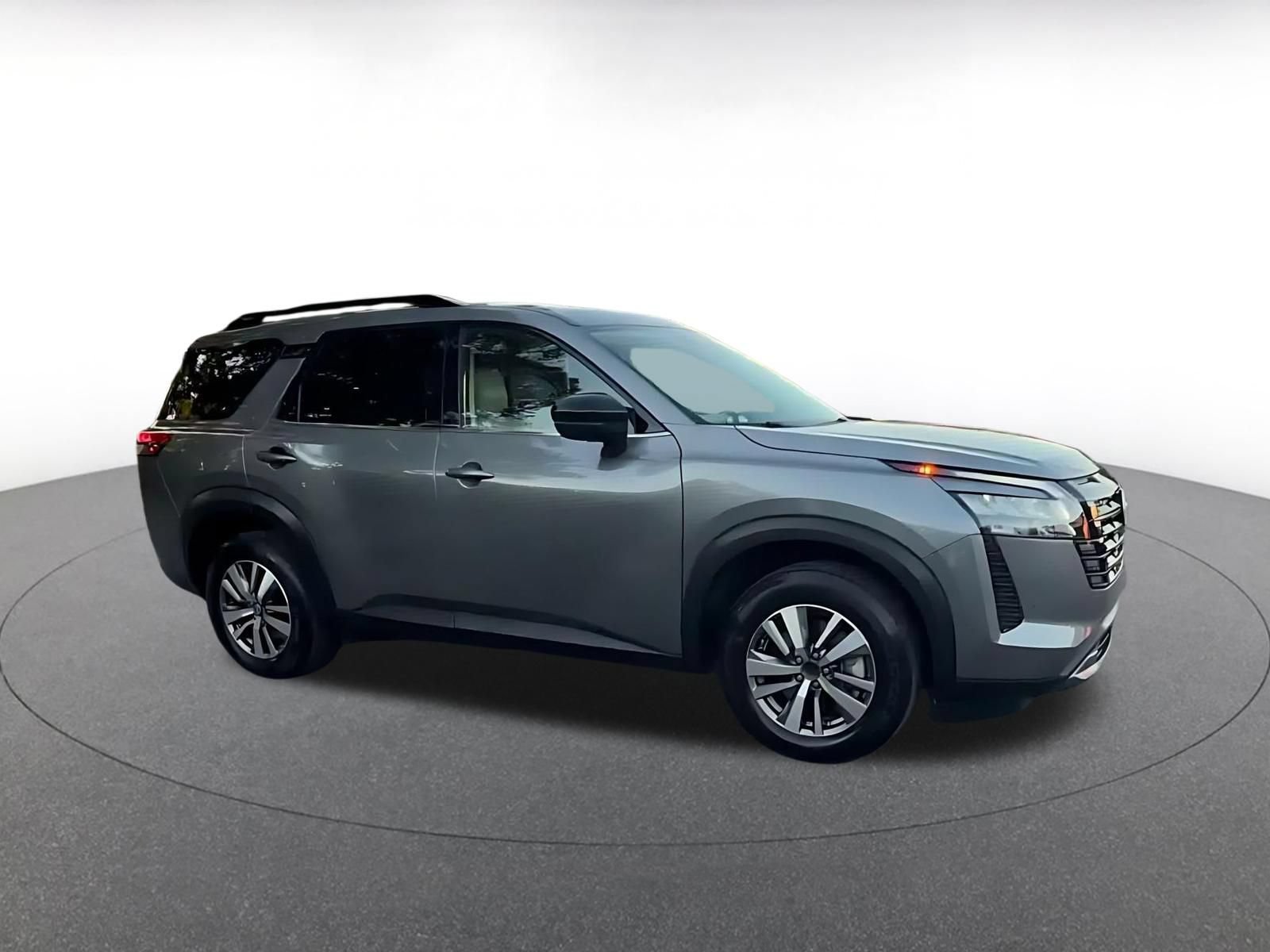 Used 2026 Nissan Pathfinder SL FWD image 2