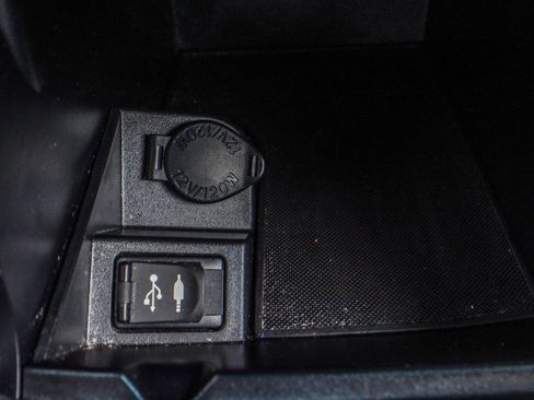 Used 2017 Toyota Camry SE w/ Protection Package (Q2) FWD image 9