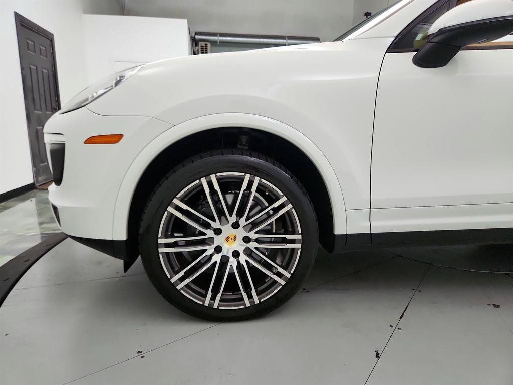 Used 2017 Porsche Cayenne Platinum Edition w/ Premium Package (PJV) AWD/4WD image 32