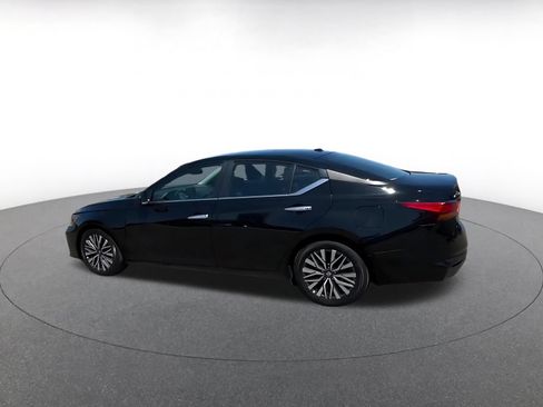 Used 2025 Nissan Altima 2.5 SV FWD image 10