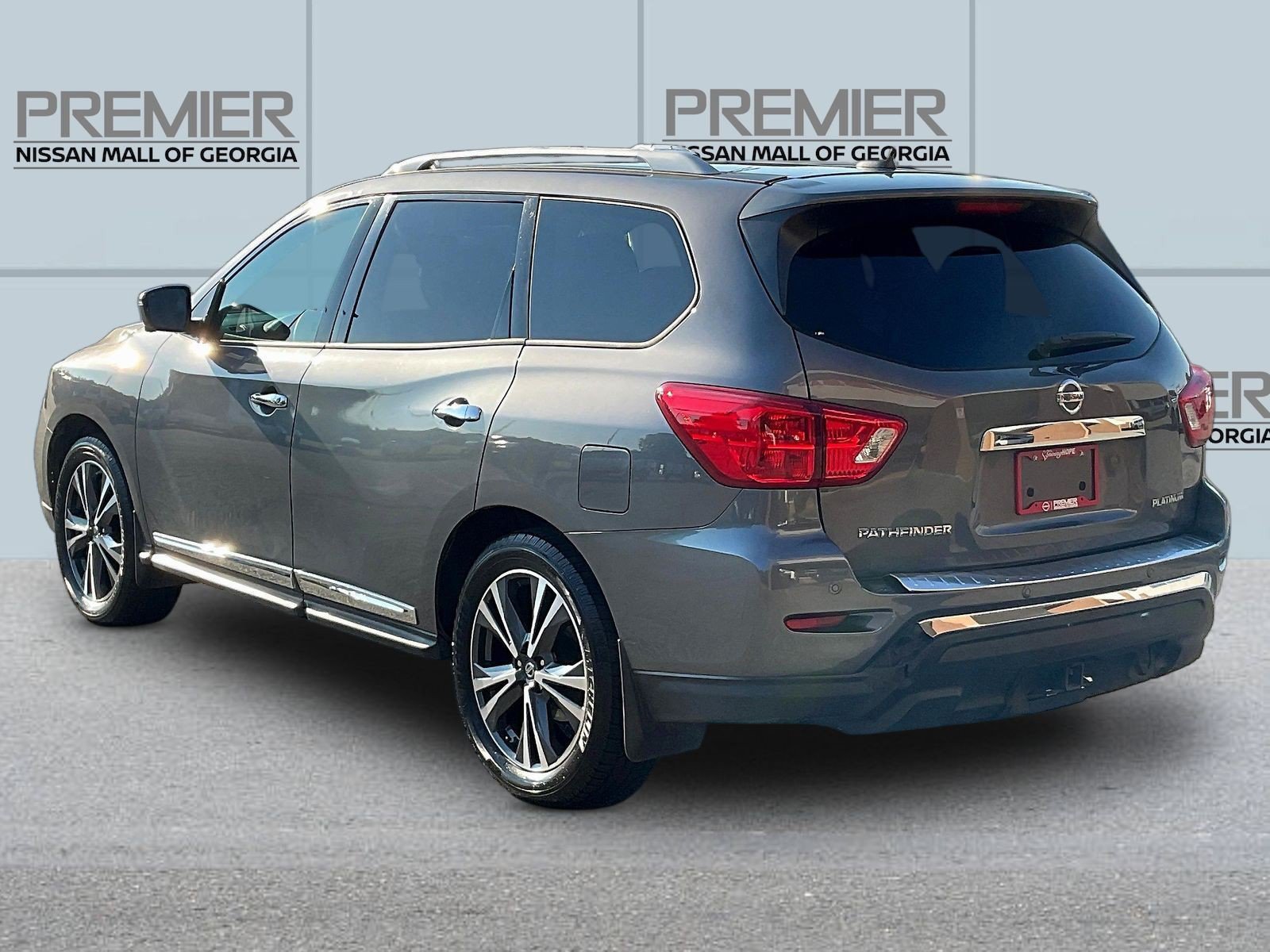Used 2017 Nissan Pathfinder Platinum w/ Family Entertainment Package FWD image 5