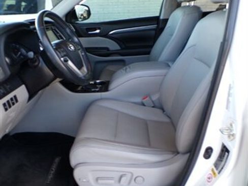 Used 2018 Toyota Highlander Limited FWD image 16