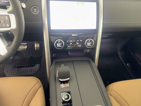 New 2026 Land Rover Discovery Limited Edition image 23