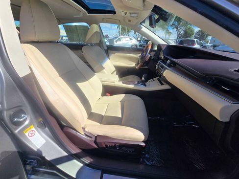 Used 2016 Lexus ES 300h w/ Navigation System Package FWD image 10