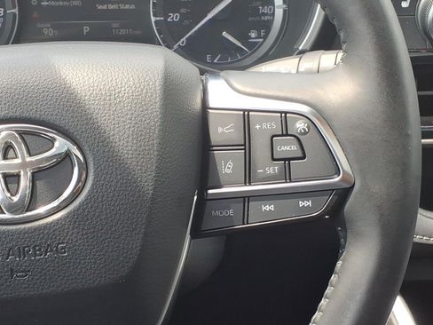 Used 2021 Toyota Highlander XLE AWD/4WD image 11