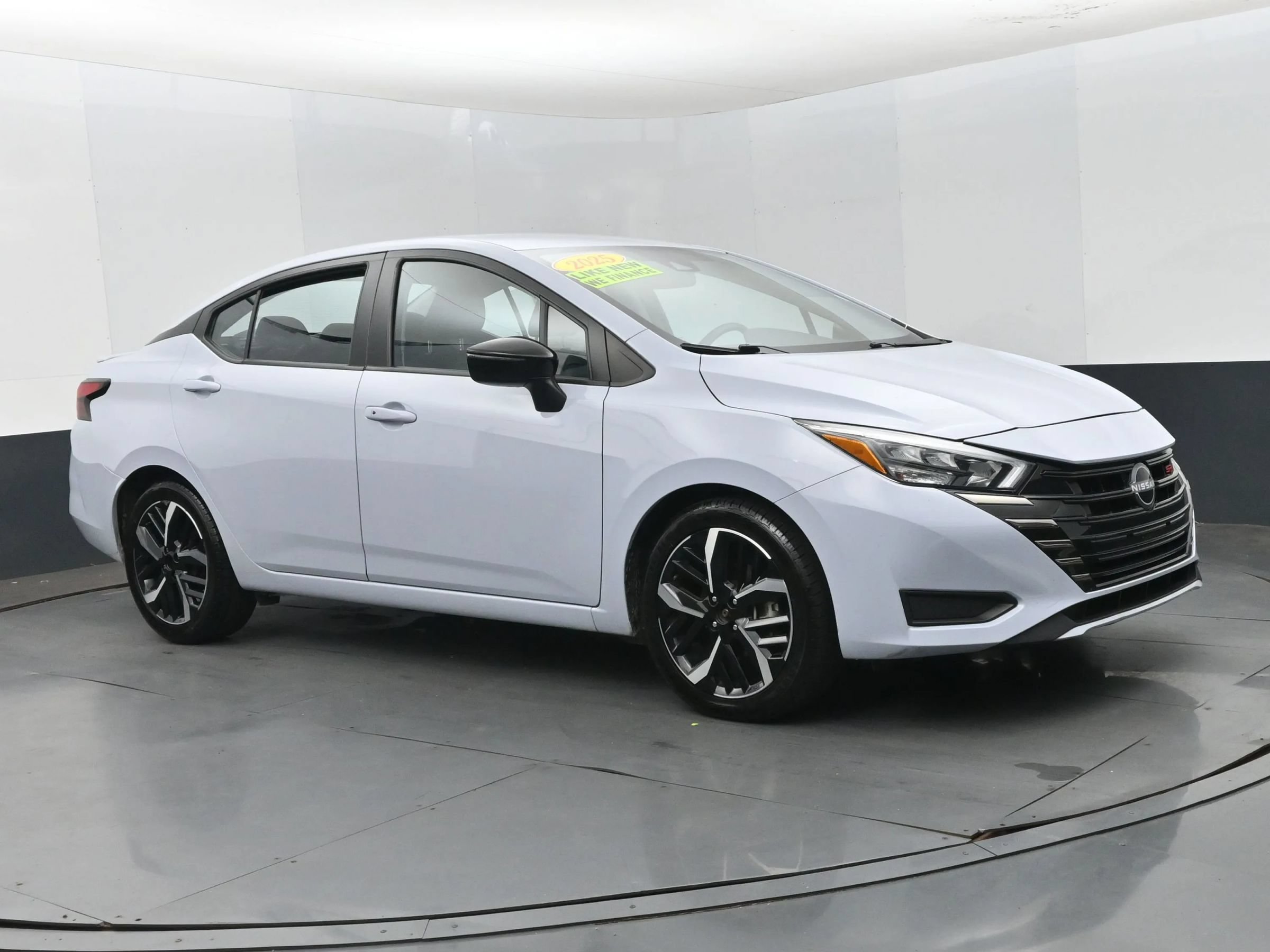 Used 2025 Nissan Versa SR FWD image 2