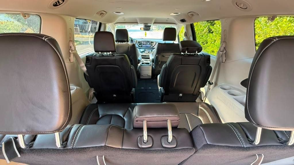 Used 2023 Chrysler Pacifica Touring-L AWD/4WD image 8