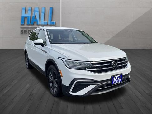 Certified 2023 Volkswagen Tiguan SE w/ Panoramic Sunroof Package AWD/4WD image 8