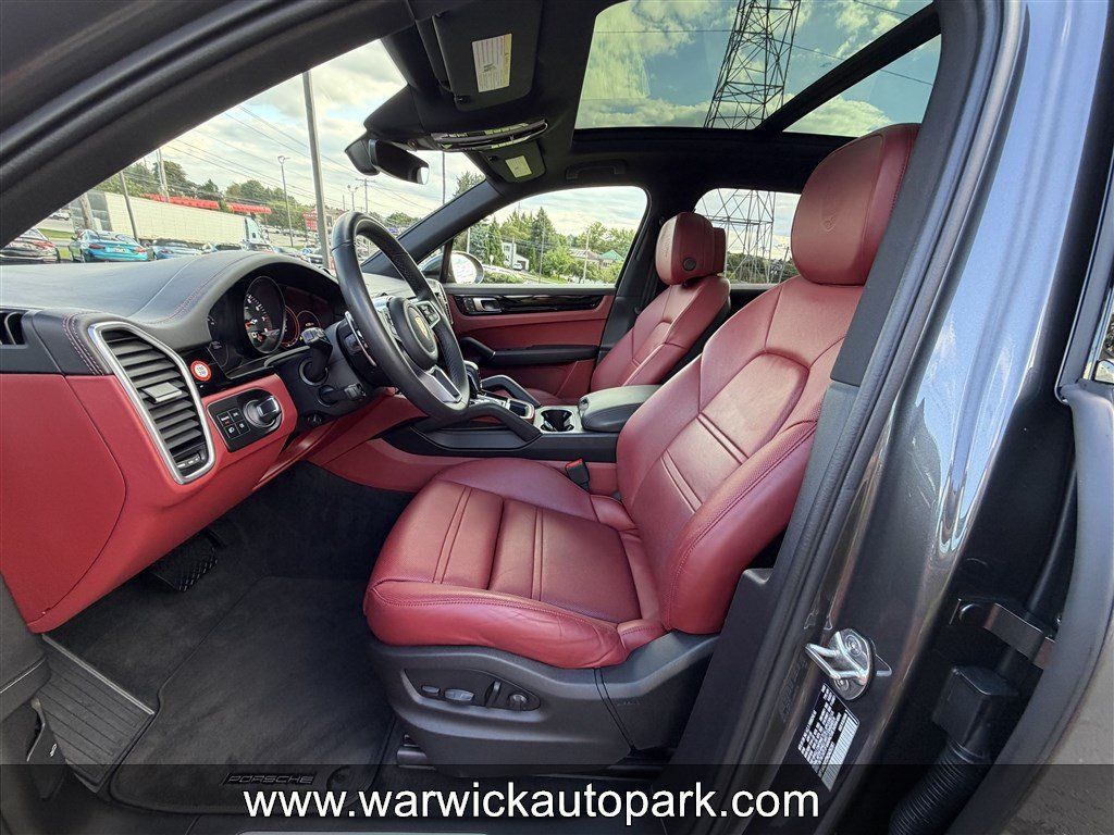 Used 2022 Porsche Cayenne AWD/4WD image 5