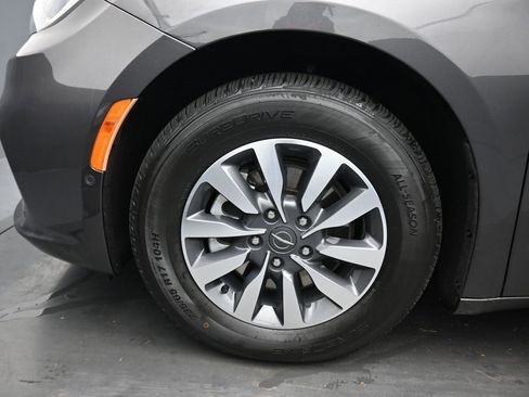 Used 2021 Chrysler Pacifica Touring-L image 74