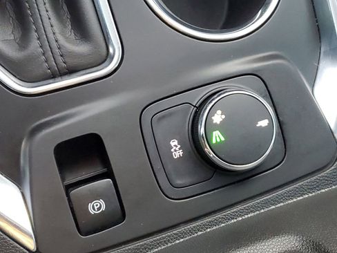 Used 2020 Chevrolet Traverse LT image 24