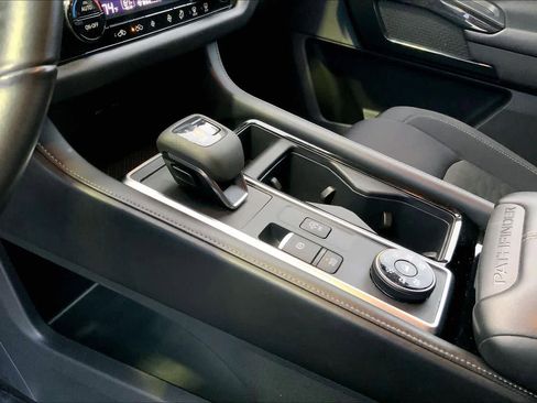 Used 2024 Nissan Pathfinder SV image 15