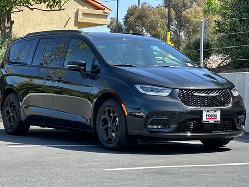 Used 2024 Chrysler Pacifica Premium FWD image 7