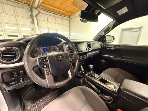 Used 2018 Toyota Tacoma TRD Sport w/ Technology Package image 12