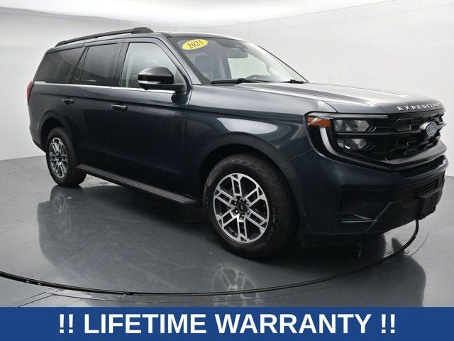 Used 2025 Ford Expedition Active AWD/4WD image 2