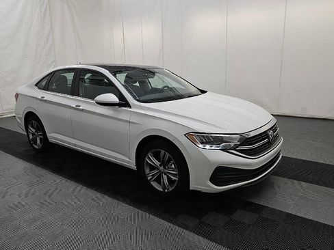 Used 2024 Volkswagen Jetta SE w/ Panoramic Sunroof Package image 3