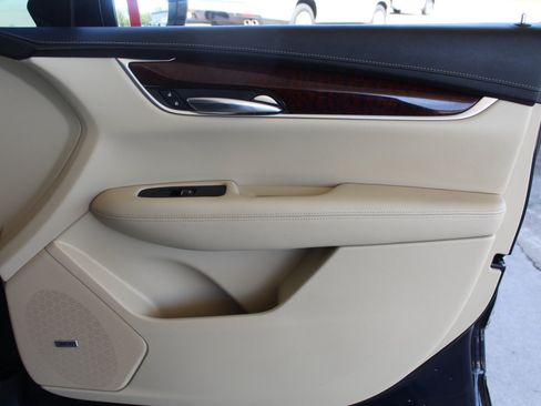 Used 2017 Cadillac XT5 Luxury w/ Driver Awareness Package image 18