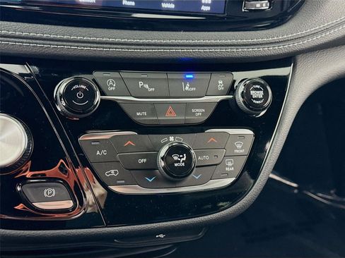 New 2026 Chrysler Pacifica Select image 10