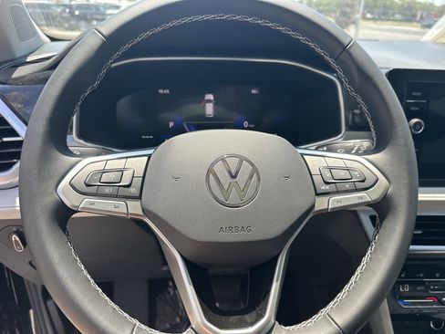 New 2026 Volkswagen Taos SE FWD image 19
